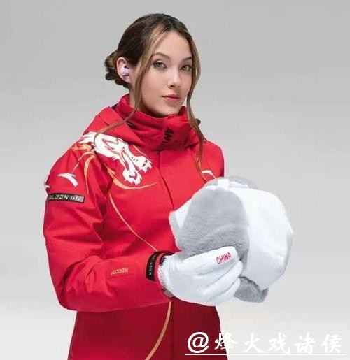 谷爱凌的冬奥“战衣”出圈了！官宣发声：亲手打造，灵感来自青花瓷