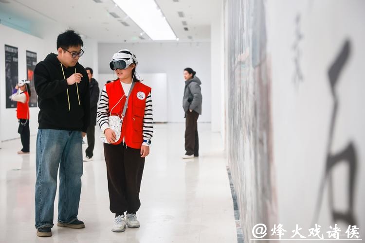 【场面】MR沉浸新体验:让铁佛寺与大足石刻“搬进”上海书城 【场面】MR沉浸新体验:让铁佛寺与大足石刻“搬进”上海书城