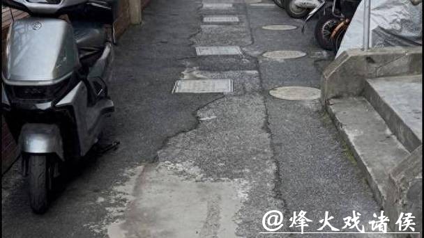小区道路为啥“两面派”？七旬阿婆盼修“补丁路”