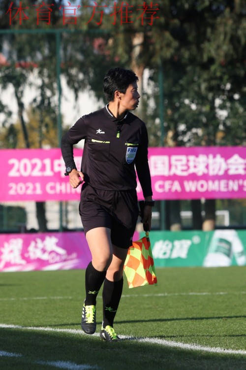 中国裁判团队执法2022年女足亚洲杯
